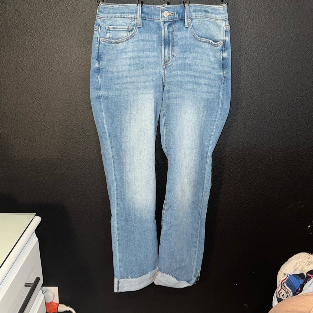 Never worn, lucky brand jeans. Size 6